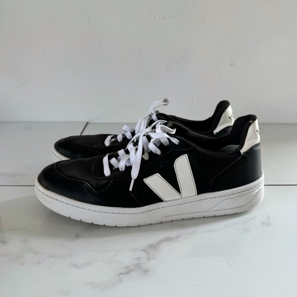 Veja V 10 Sneakers in Black Size 10 - Picture 3 of 8